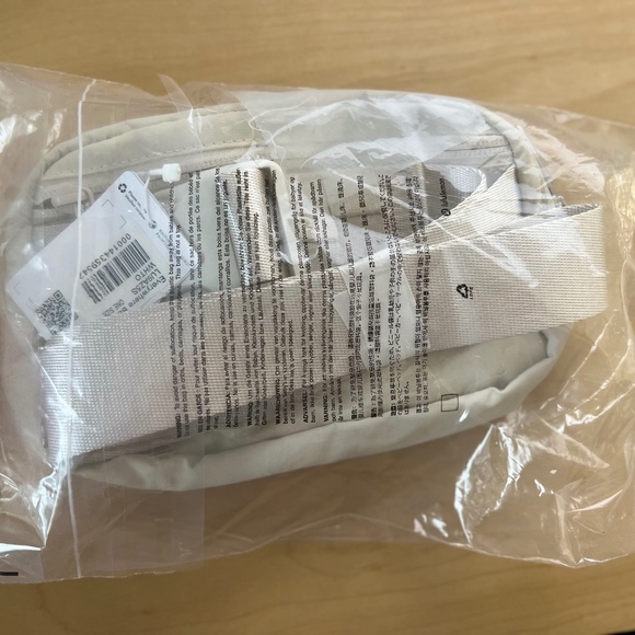 Lululemon Everywhere Belt Bag White Opal NWT - Picture 3 of 16